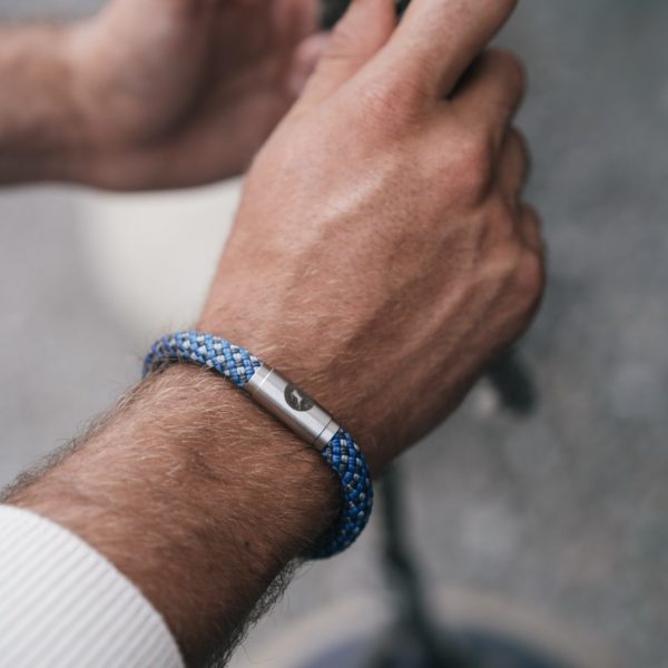 Man wearing masculine bracelet